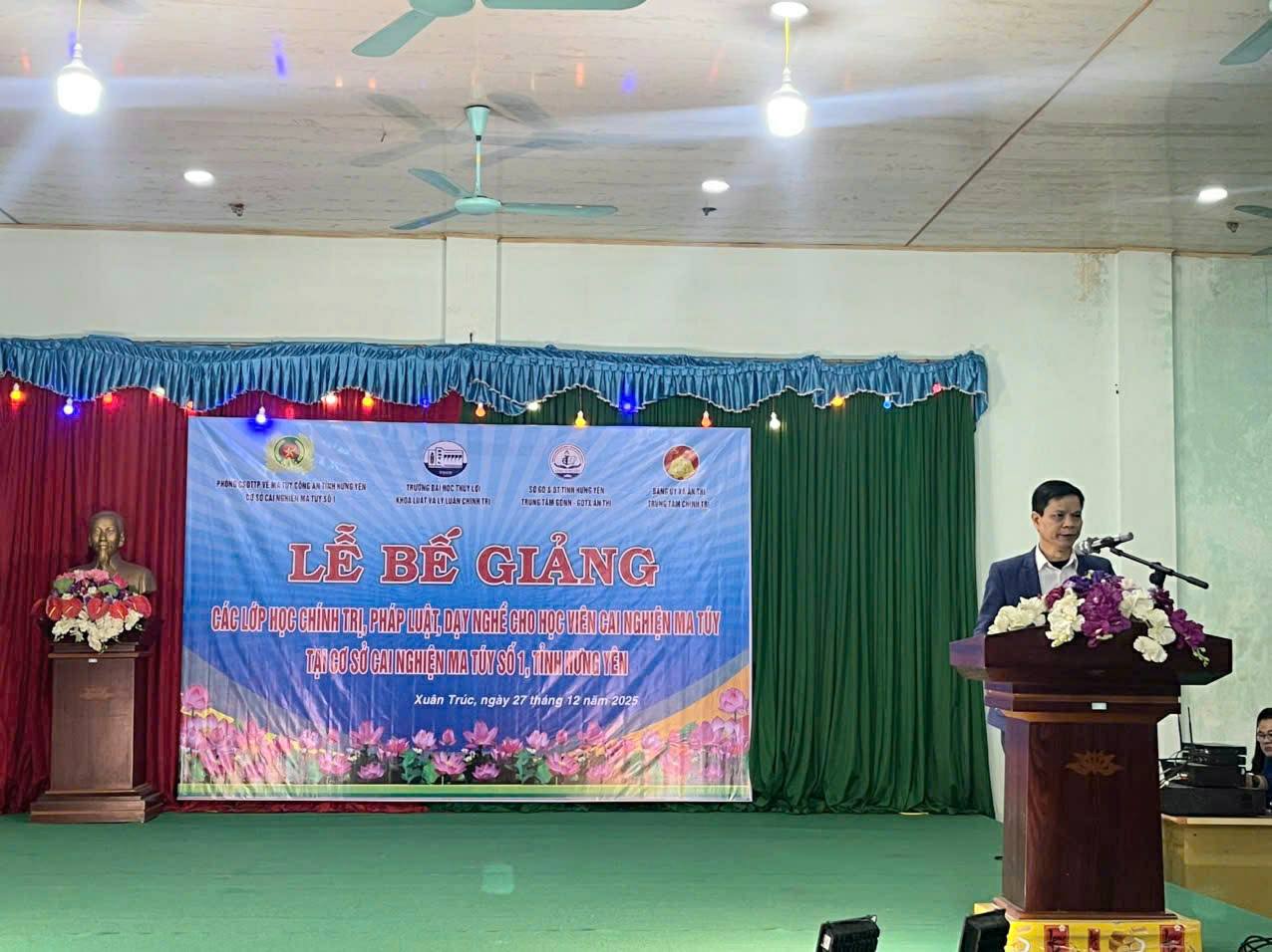 LỄ BẾ GIẢNG CÁC LỚP HỌC CHÍNH TRỊ, PHÁP LUẬT VÀ DẠY NGHỀ CHO HỌC VIÊN TẠI CƠ SỞ CAI NGHIỆN MA TÚY SỐ 1 TỈNH HƯNG YÊN VỚI SỰ THAM GIA GIẢNG DẠY CỦA CÁC GIẢNG VIÊN KHOA LUẬT VÀ LÝ LUẬN CHÍNH TRỊ, TRƯỜNG ĐẠI HỌC THỦY LỢI.