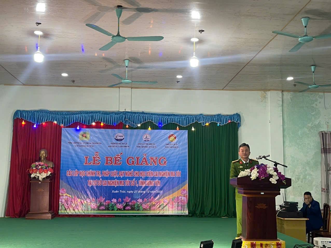 LỄ BẾ GIẢNG CÁC LỚP HỌC CHÍNH TRỊ, PHÁP LUẬT VÀ DẠY NGHỀ CHO HỌC VIÊN TẠI CƠ SỞ CAI NGHIỆN MA TÚY SỐ 1 TỈNH HƯNG YÊN VỚI SỰ THAM GIA GIẢNG DẠY CỦA CÁC GIẢNG VIÊN KHOA LUẬT VÀ LÝ LUẬN CHÍNH TRỊ, TRƯỜNG ĐẠI HỌC THỦY LỢI.