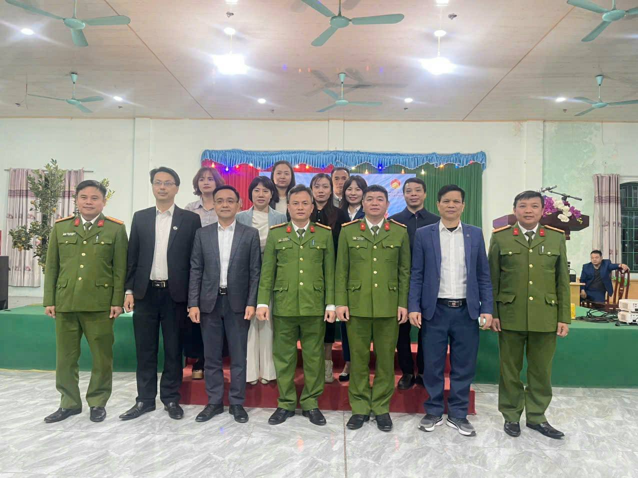 LỄ BẾ GIẢNG CÁC LỚP HỌC CHÍNH TRỊ, PHÁP LUẬT VÀ DẠY NGHỀ CHO HỌC VIÊN TẠI CƠ SỞ CAI NGHIỆN MA TÚY SỐ 1 TỈNH HƯNG YÊN VỚI SỰ THAM GIA GIẢNG DẠY CỦA CÁC GIẢNG VIÊN KHOA LUẬT VÀ LÝ LUẬN CHÍNH TRỊ, TRƯỜNG ĐẠI HỌC THỦY LỢI.