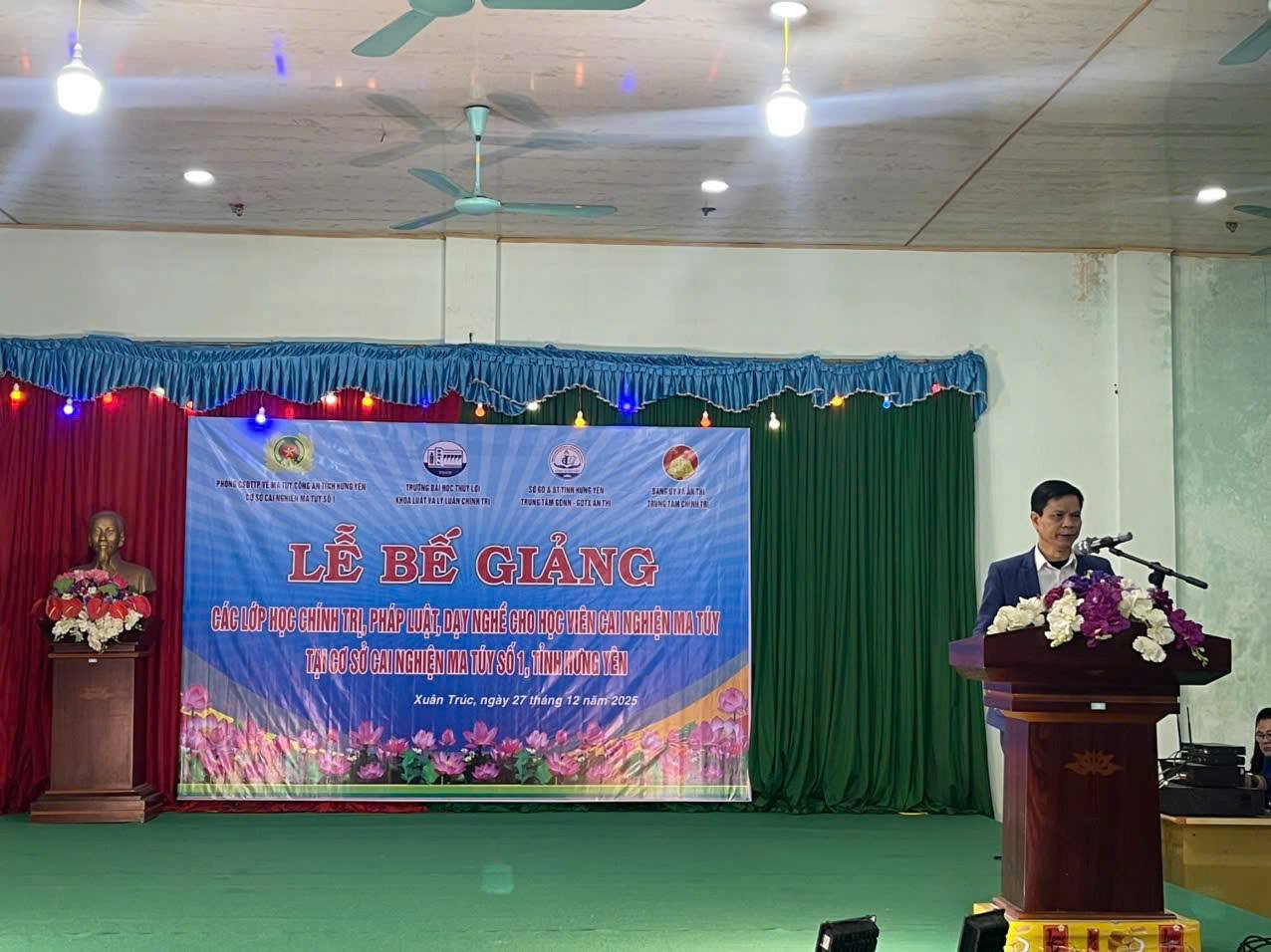 LỄ BẾ GIẢNG CÁC LỚP HỌC CHÍNH TRỊ, PHÁP LUẬT VÀ DẠY NGHỀ CHO HỌC VIÊN TẠI CƠ SỞ CAI NGHIỆN MA TÚY SỐ 1 TỈNH HƯNG YÊN VỚI SỰ THAM GIA GIẢNG DẠY CỦA CÁC GIẢNG VIÊN KHOA LUẬT VÀ LÝ LUẬN CHÍNH TRỊ, TRƯỜNG ĐẠI HỌC THỦY LỢI.