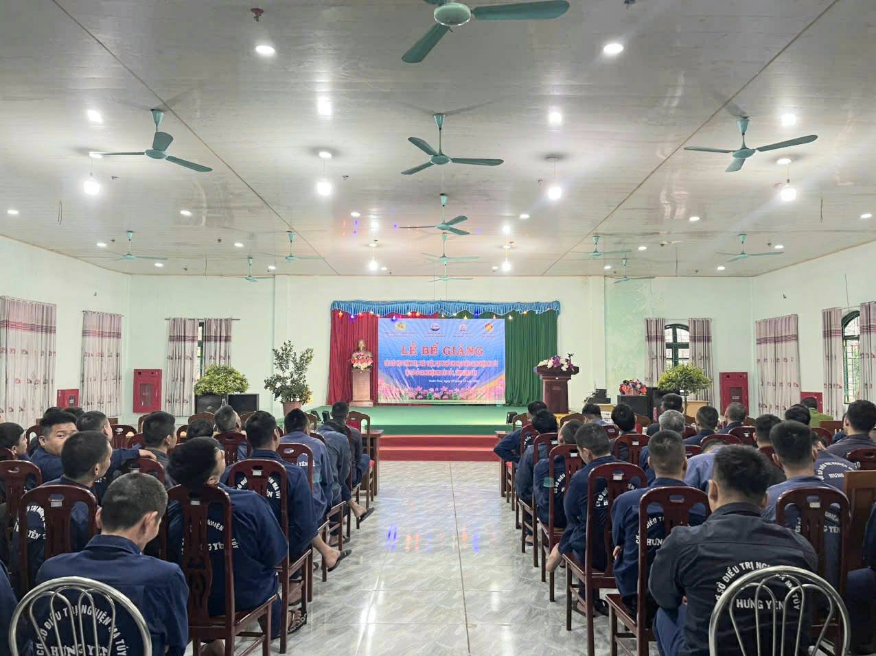 LỄ BẾ GIẢNG CÁC LỚP HỌC CHÍNH TRỊ, PHÁP LUẬT VÀ DẠY NGHỀ CHO HỌC VIÊN TẠI CƠ SỞ CAI NGHIỆN MA TÚY SỐ 1 TỈNH HƯNG YÊN VỚI SỰ THAM GIA GIẢNG DẠY CỦA CÁC GIẢNG VIÊN KHOA LUẬT VÀ LÝ LUẬN CHÍNH TRỊ, TRƯỜNG ĐẠI HỌC THỦY LỢI.