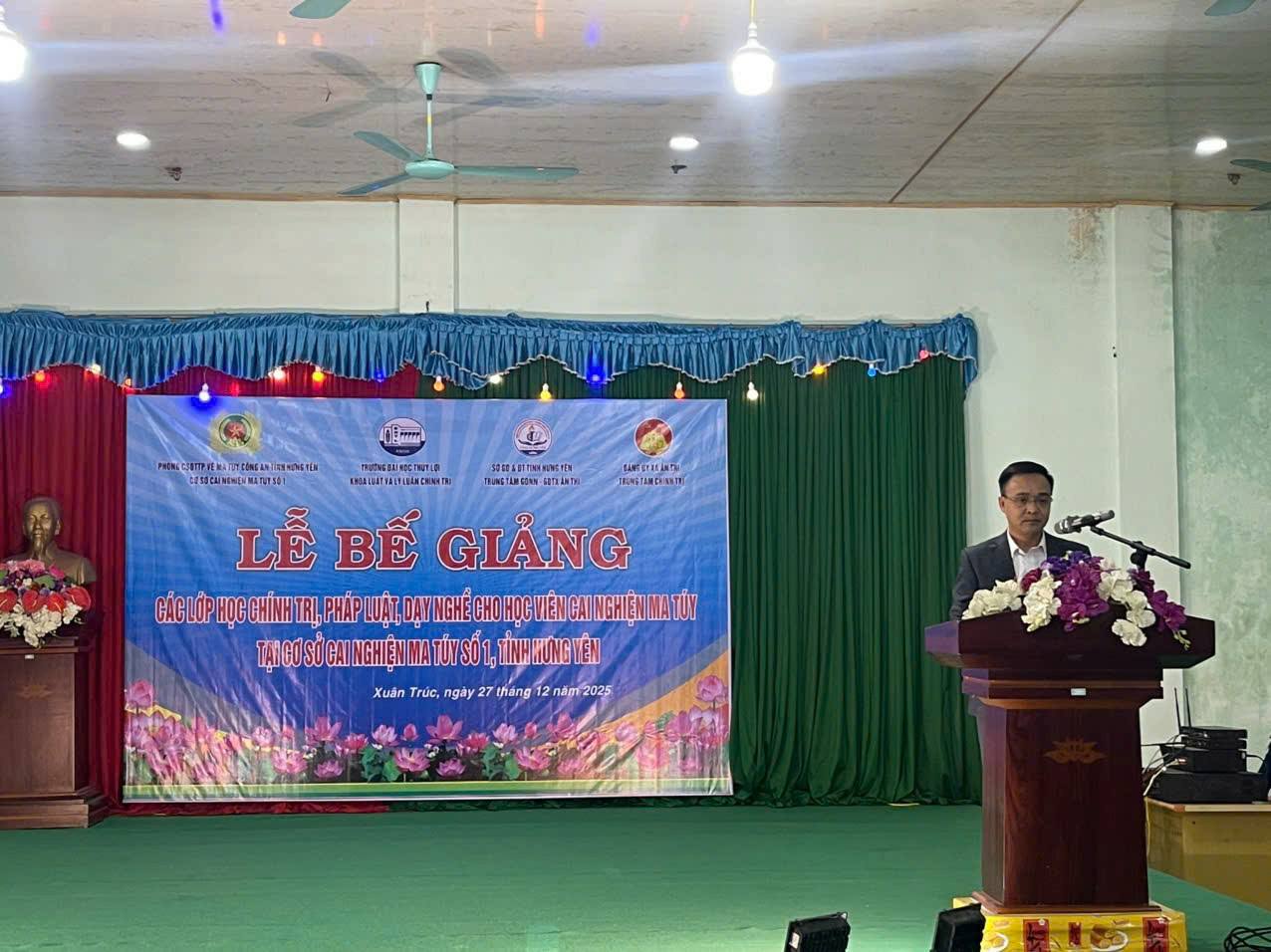 LỄ BẾ GIẢNG CÁC LỚP HỌC CHÍNH TRỊ, PHÁP LUẬT VÀ DẠY NGHỀ CHO HỌC VIÊN TẠI CƠ SỞ CAI NGHIỆN MA TÚY SỐ 1 TỈNH HƯNG YÊN VỚI SỰ THAM GIA GIẢNG DẠY CỦA CÁC GIẢNG VIÊN KHOA LUẬT VÀ LÝ LUẬN CHÍNH TRỊ, TRƯỜNG ĐẠI HỌC THỦY LỢI.