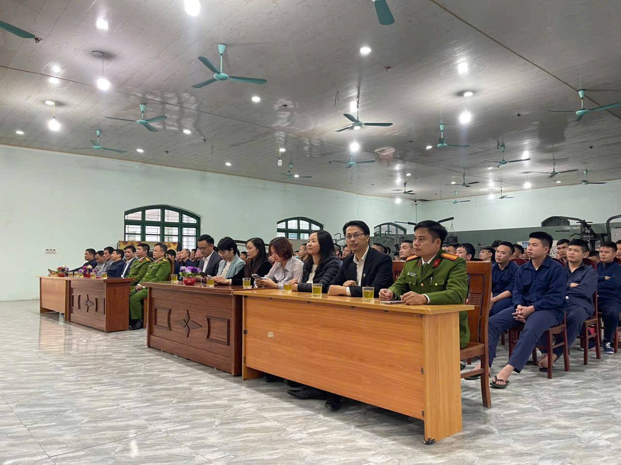 LỄ BẾ GIẢNG CÁC LỚP HỌC CHÍNH TRỊ, PHÁP LUẬT VÀ DẠY NGHỀ CHO HỌC VIÊN TẠI CƠ SỞ CAI NGHIỆN MA TÚY SỐ 1 TỈNH HƯNG YÊN VỚI SỰ THAM GIA GIẢNG DẠY CỦA CÁC GIẢNG VIÊN KHOA LUẬT VÀ LÝ LUẬN CHÍNH TRỊ, TRƯỜNG ĐẠI HỌC THỦY LỢI.