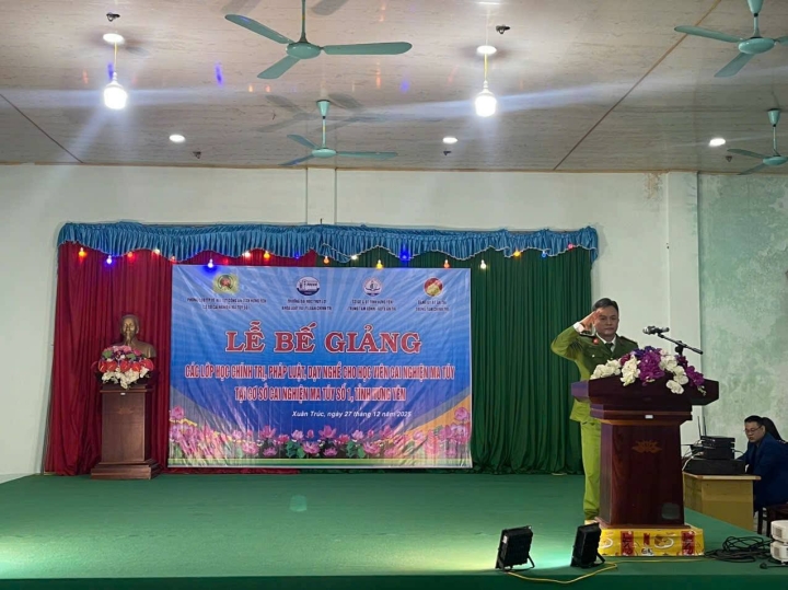 LỄ BẾ GIẢNG CÁC LỚP HỌC CHÍNH TRỊ, PHÁP LUẬT VÀ DẠY NGHỀ CHO HỌC VIÊN TẠI CƠ SỞ CAI NGHIỆN MA TÚY SỐ 1 TỈNH HƯNG YÊN VỚI SỰ THAM GIA GIẢNG DẠY CỦA CÁC GIẢNG VIÊN KHOA LUẬT VÀ LÝ LUẬN CHÍNH TRỊ, TRƯỜNG ĐẠI HỌC THỦY LỢI.